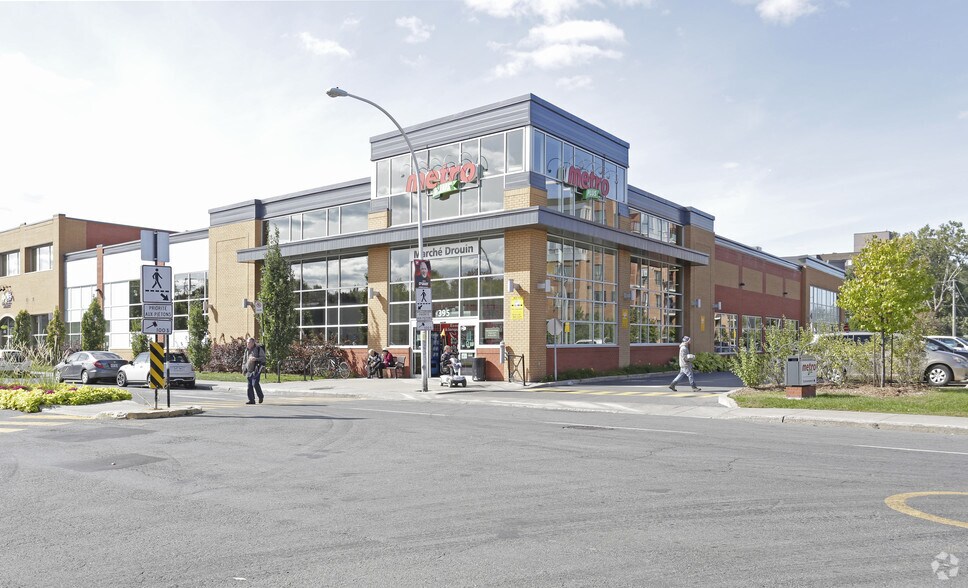 More Photos Of 395-425 Rue Saint-Charles O, Longueuil Supermarket For Lease