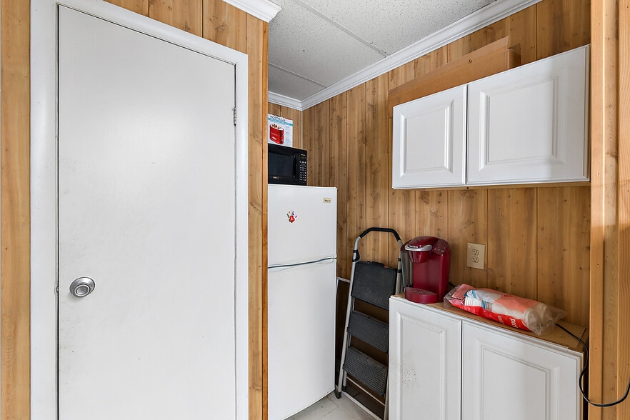 More Photos Of 59120 Oasis Center Dr, South Lyon Self Storage For Sale