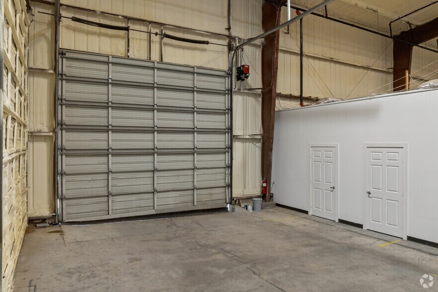 More Photos Of 1716 Shady Oaks Dr, Denton Warehouse For Lease