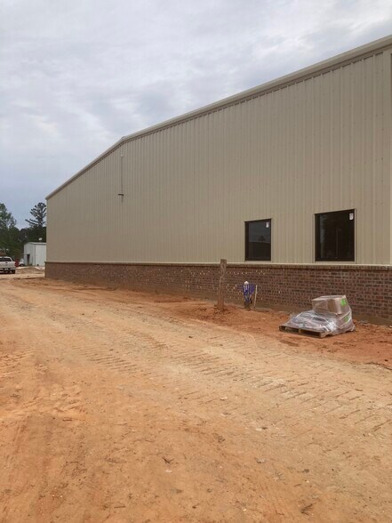 More Photos Of 2030 Phillip Dr, Covington Warehouse For Lease