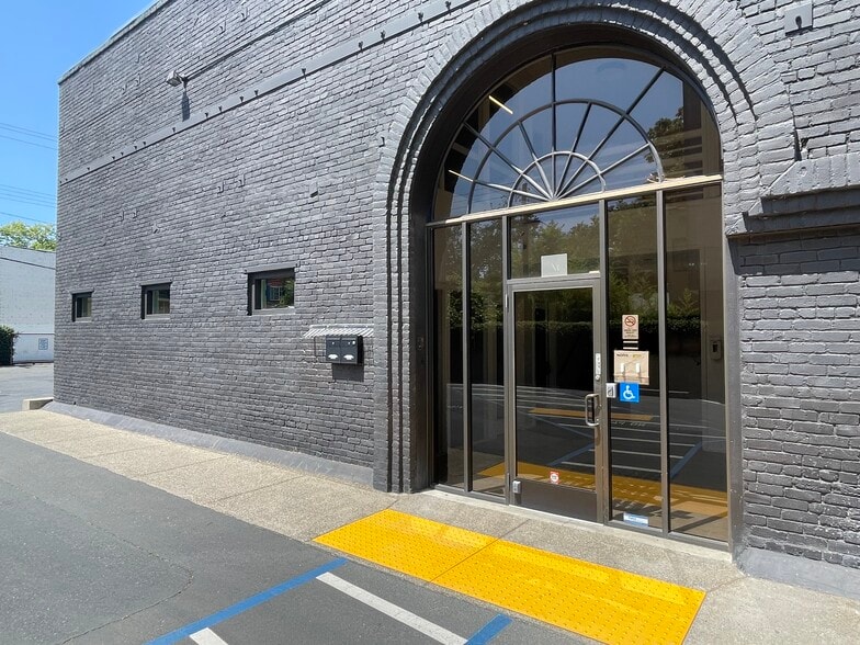More Photos Of 2020 I St, Sacramento Storefront Retail Office For Lease
