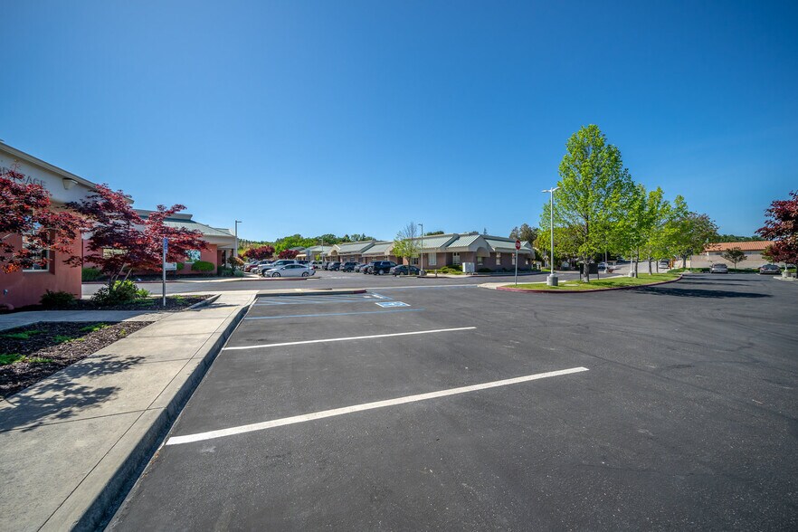 More Photos Of 106 Gateway Center Dr, Paso Robles Office For Lease