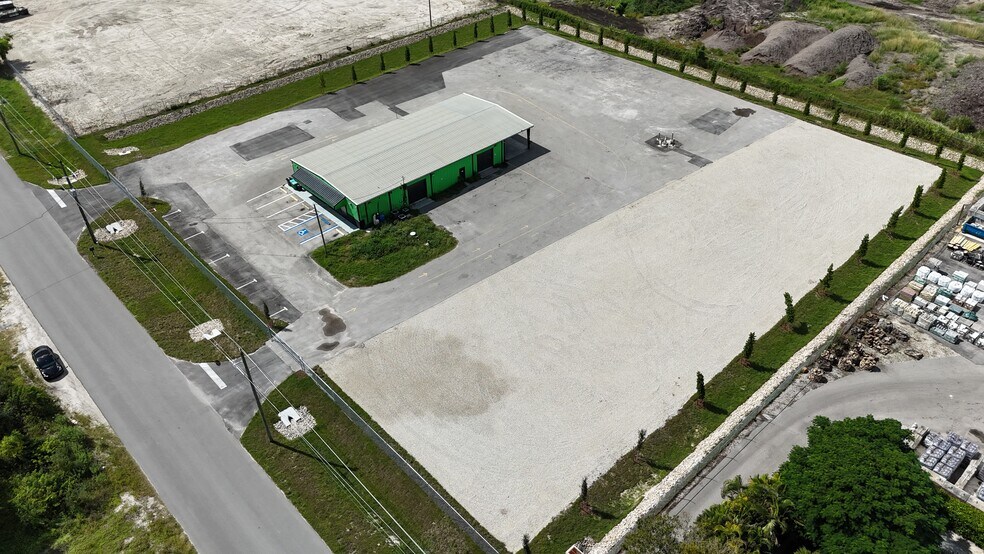 More Photos Of 7050 Pennsylvania St, Fort Myers Warehouse For Lease