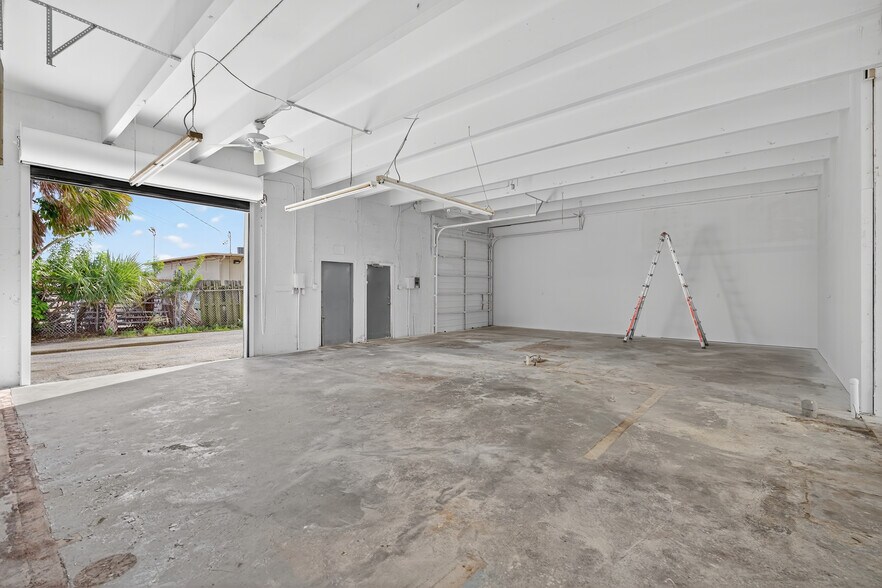 More Photos Of 1460 Cypress Dr, Jupiter Warehouse For Lease