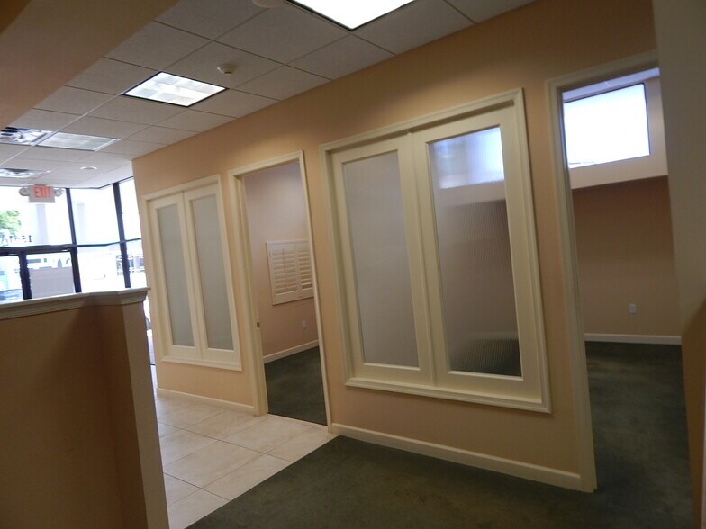 More Photos Of 1561 Main St, Sarasota Storefront Retail Office For Lease