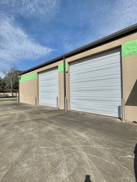 More Photos Of 500 E Plantation Dr, Clute Warehouse For Sale