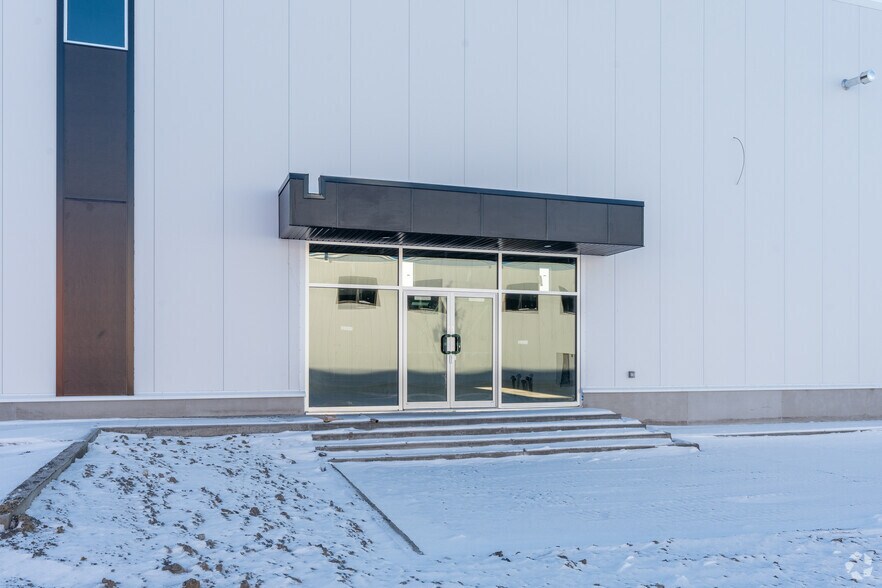 More Photos Of 9055 Rue Des Cordiers, Lévis Manufacturing For Lease