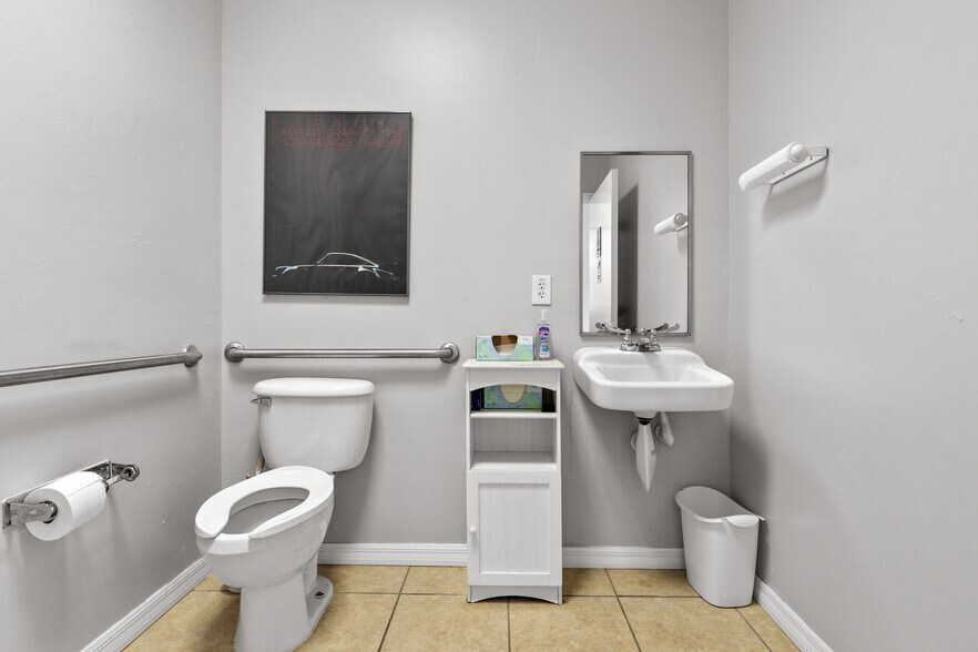 More Photos Of 17000 Alico Commerce Ct, Fort Myers Flex For Sale