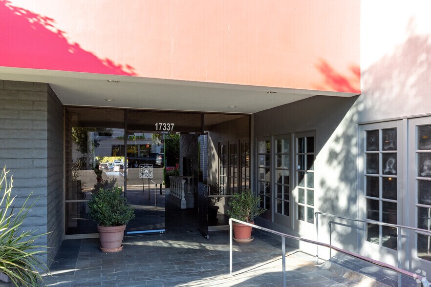 More Photos Of 17337 Ventura Blvd, Encino Office For Lease