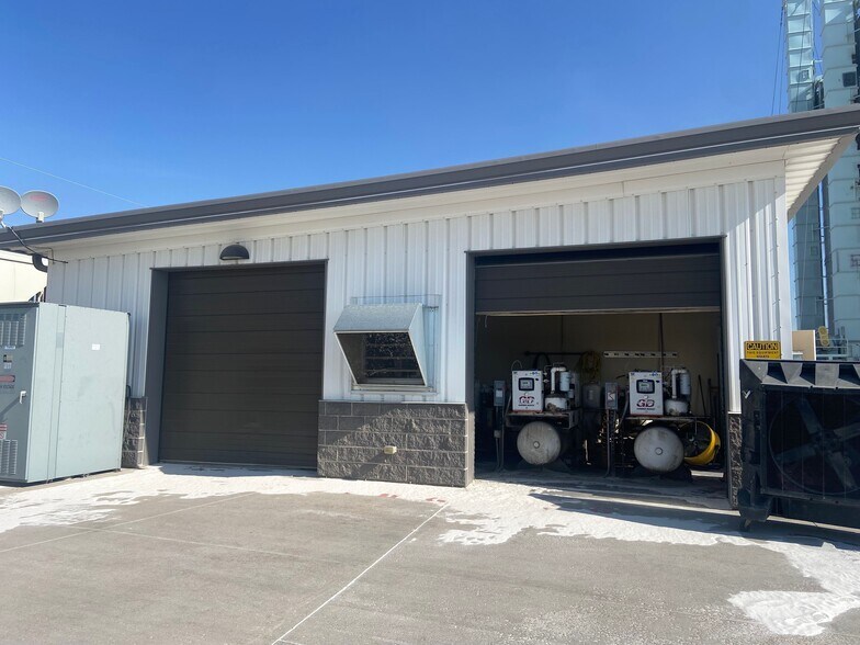 More Photos Of 31005 Great Western Dr, Windsor Manufacturing For Sale