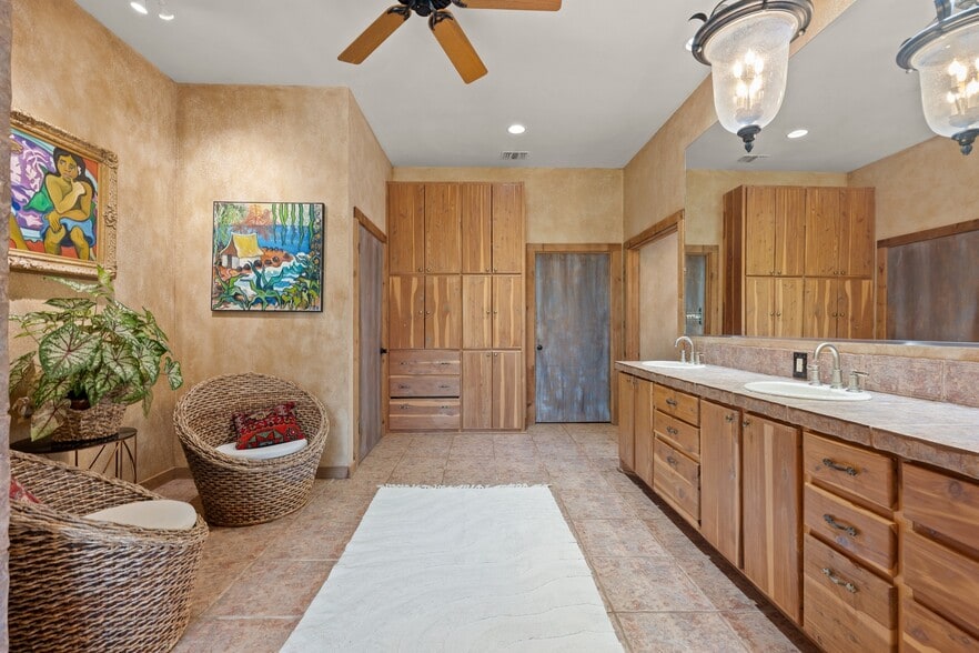 More Photos Of 3911 Lago Vista Dr, Austin Apartments For Sale