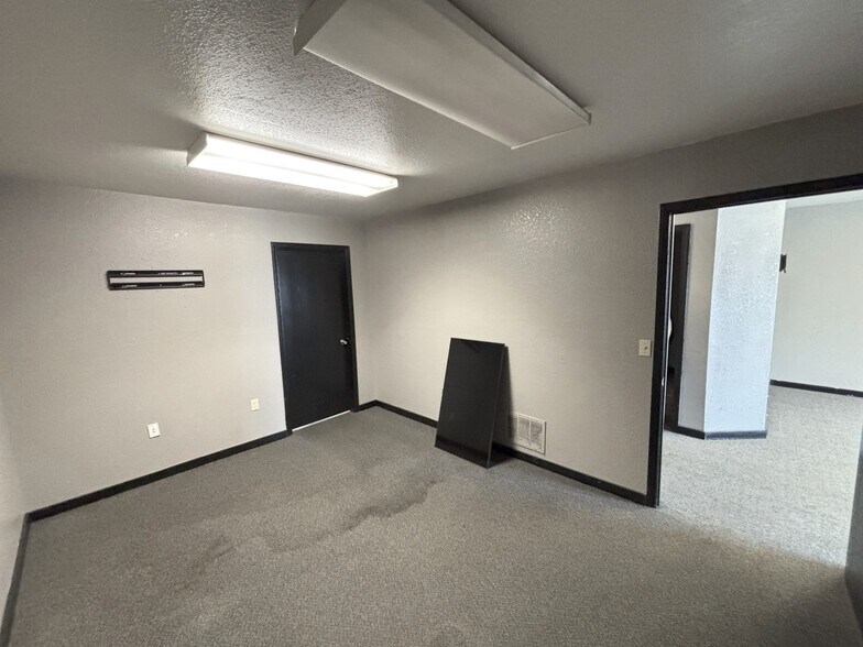 More Photos Of 1035 E 23rd St, Lawrence Warehouse For Lease