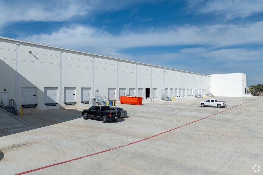 More Photos Of 3260 Skyway Cir, Irving Warehouse For Lease