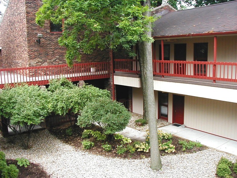 More Photos Of 2346 S Lynhurst Dr, Indianapolis Office For Lease