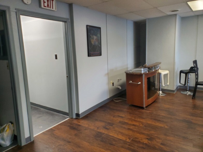 More Photos Of 2425 Hyde Park Blvd, Niagara Falls Freestanding For Lease