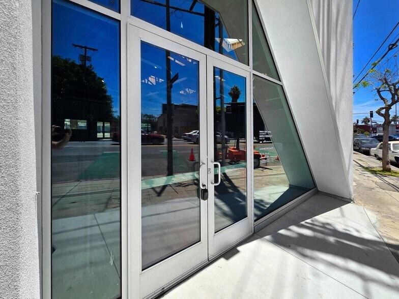 More Photos Of 5075 W Adams Blvd, Los Angeles Medical For Lease