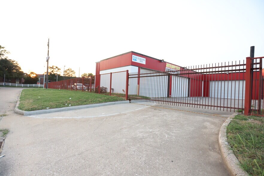 More Photos Of 101 Wells Fargo Dr, Houston Auto Repair For Sale