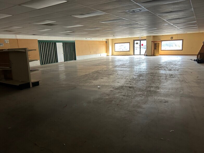 More Photos Of 6421 State Highway 31 E, Murchison Storefront For Sale