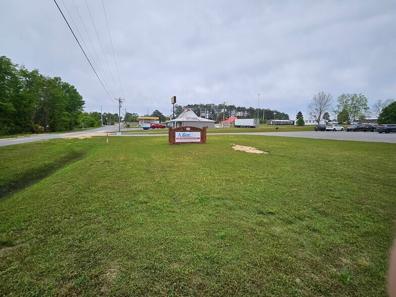 More Photos Of 495 Saint Johns Rd, Bonifay Office For Sale