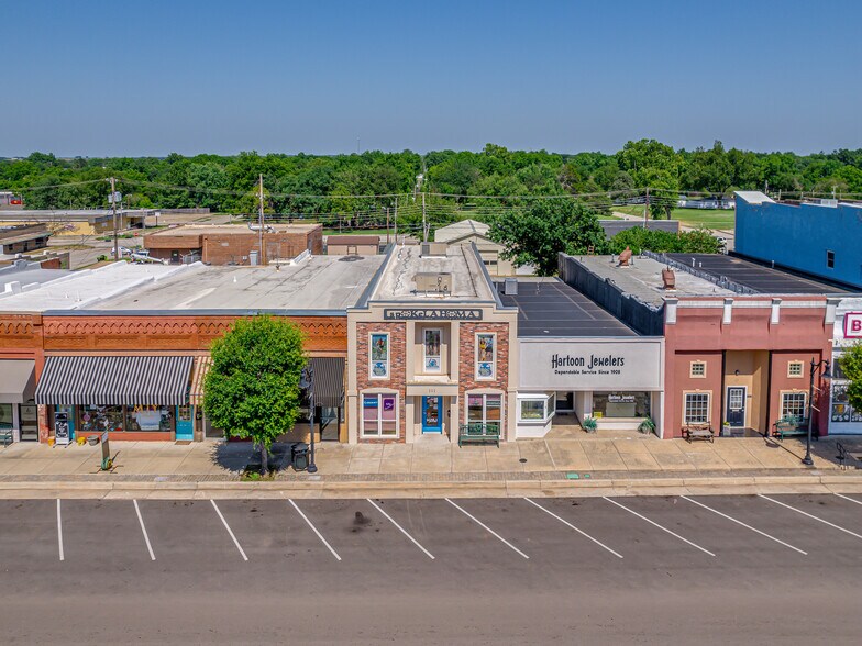 More Photos Of 111 N Broadway St, Tecumseh Office For Sale