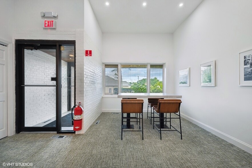 More Photos Of 915 N Milwaukee Ave, Libertyville Office For Sale