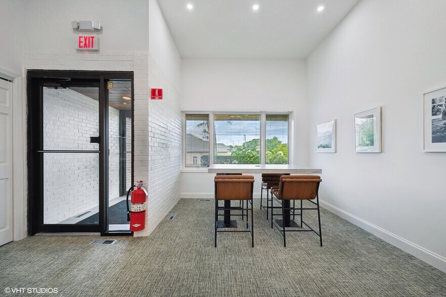 More Photos Of 915 N Milwaukee Ave, Libertyville Office For Sale
