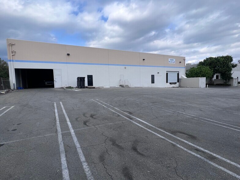 More Photos Of 19748 Dearborn St, Chatsworth Light Distribution For Lease