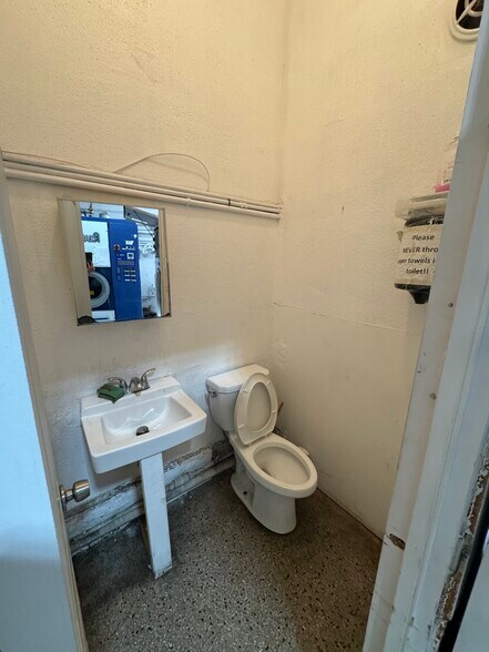 More Photos Of 2652-2660 Hollywood Blvd, Hollywood Freestanding For Lease