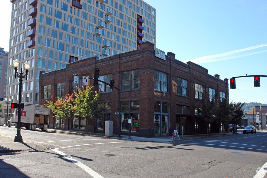 More Photos Of 904-916 NW Hoyt St, Portland Loft Creative Space For Lease