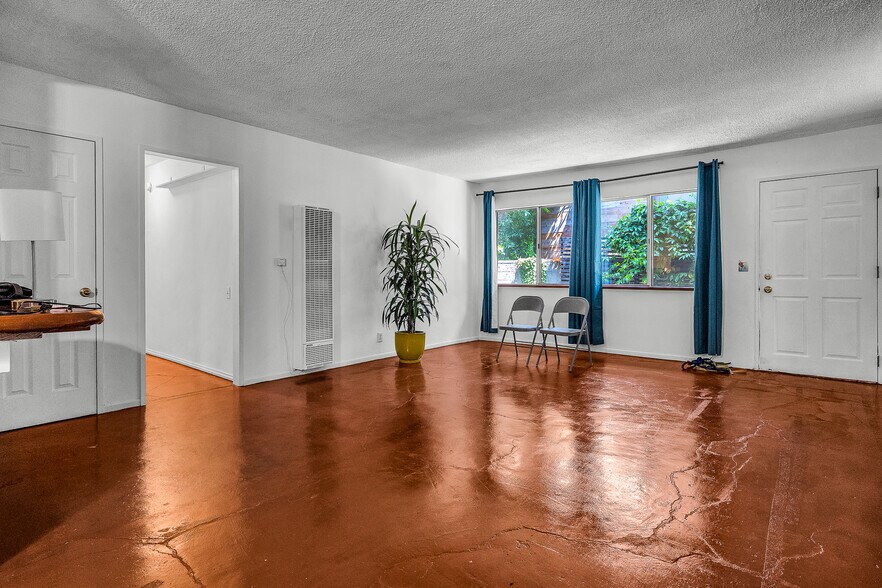 More Photos Of 614 6th Ave, Venice Apartments For Sale