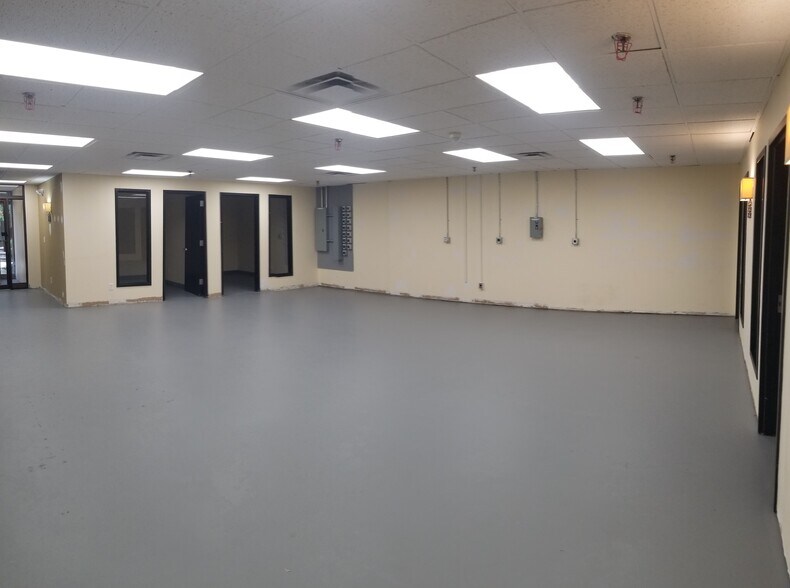 More Photos Of 318-320 Bear Hill Rd, Waltham Office For Lease
