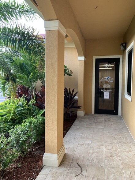 More Photos Of 567 NW Lake Whitney Pl, Port Saint Lucie Office For Lease