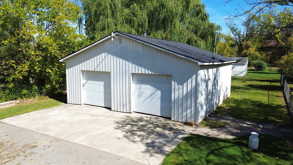 More Photos Of 4034-4036 Grand Blanc Rd, Swartz Creek Freestanding For Sale