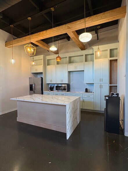 More Photos Of 2231 NW Broad St, Murfreesboro Showroom For Lease