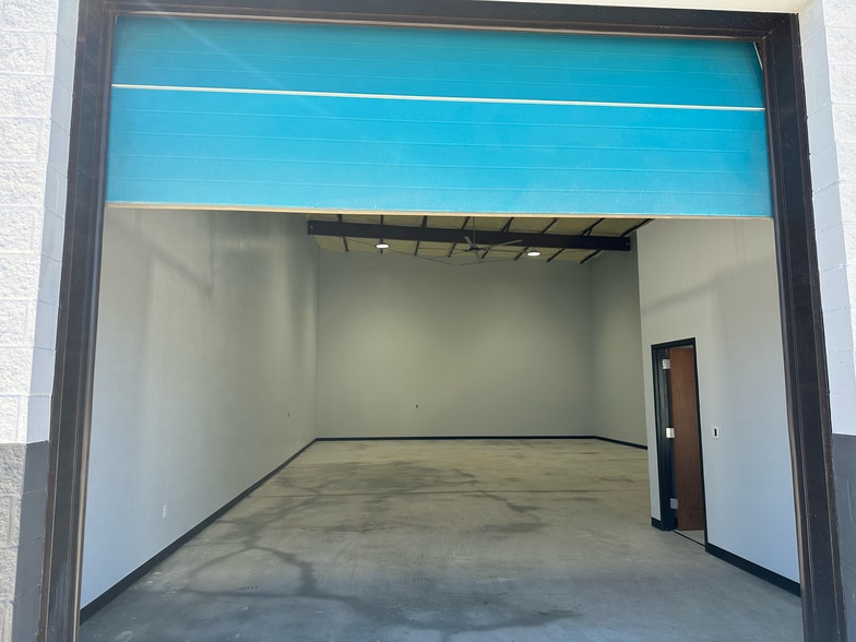 More Photos Of 10927 Fredericksburg Rd, San Antonio Unknown For Lease