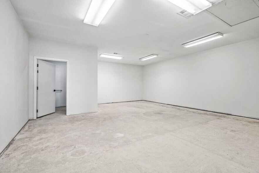 More Photos Of 717 E Liberty St, Pilot Point Storefront Retail Office For Lease