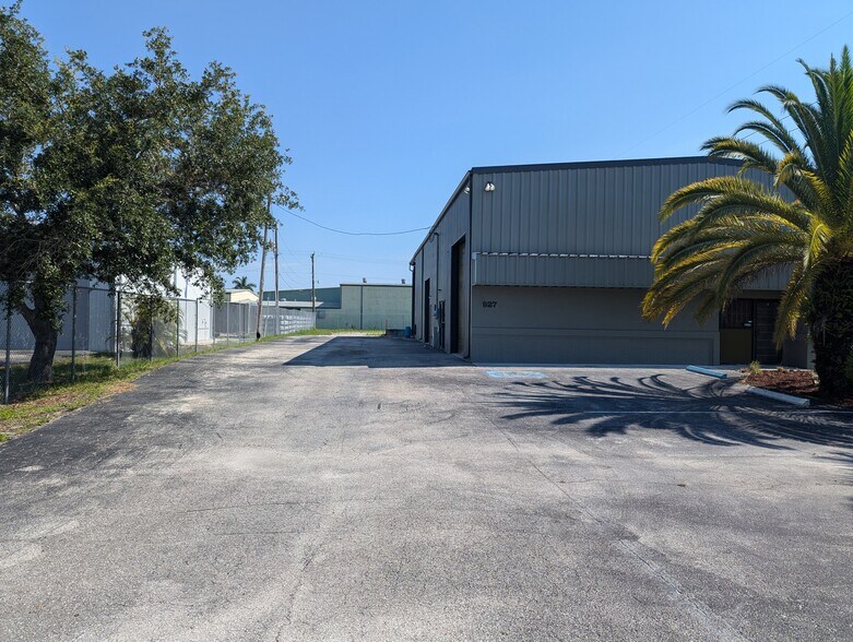 More Photos Of 927 NE 24th Ln, Cape Coral Warehouse For Sale