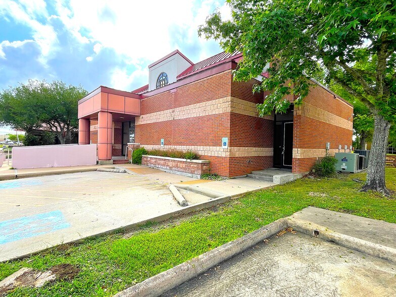 More Photos Of 215 Oak Dr S, Lake Jackson Medical For Lease