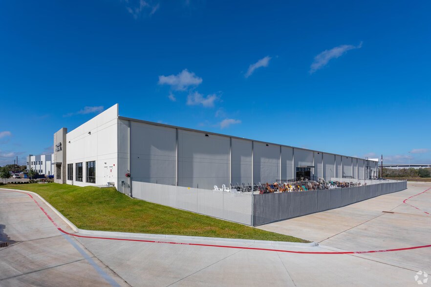More Photos Of 13027 Gulf Commerce Dr, Houston Unknown For Lease