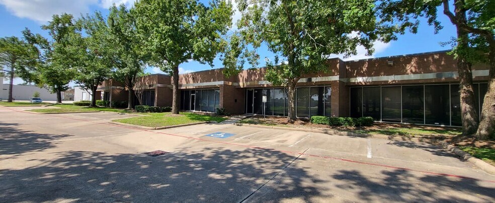More Photos Of 211-285 W Airtex Blvd, Houston Light Distribution For Sale