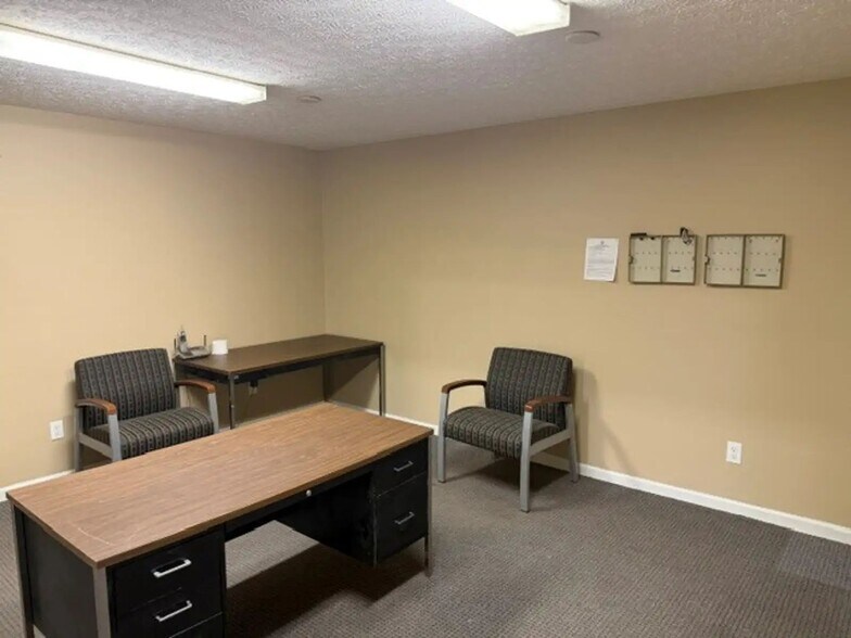 More Photos Of 950 Glengarry Drive, Fairdale Industrial For Sale