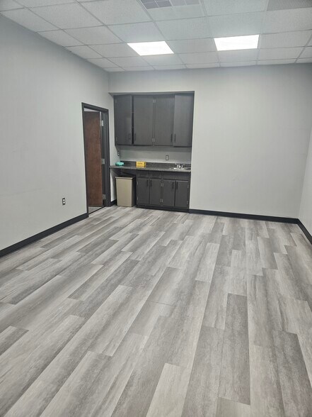 More Photos Of 1512 Hooker Rd, Greenville Showroom For Sale