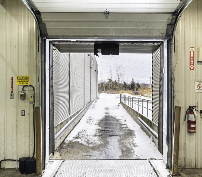 More Photos Of 2511 Boul Du Parc-Technologique, Québec Manufacturing For Sale