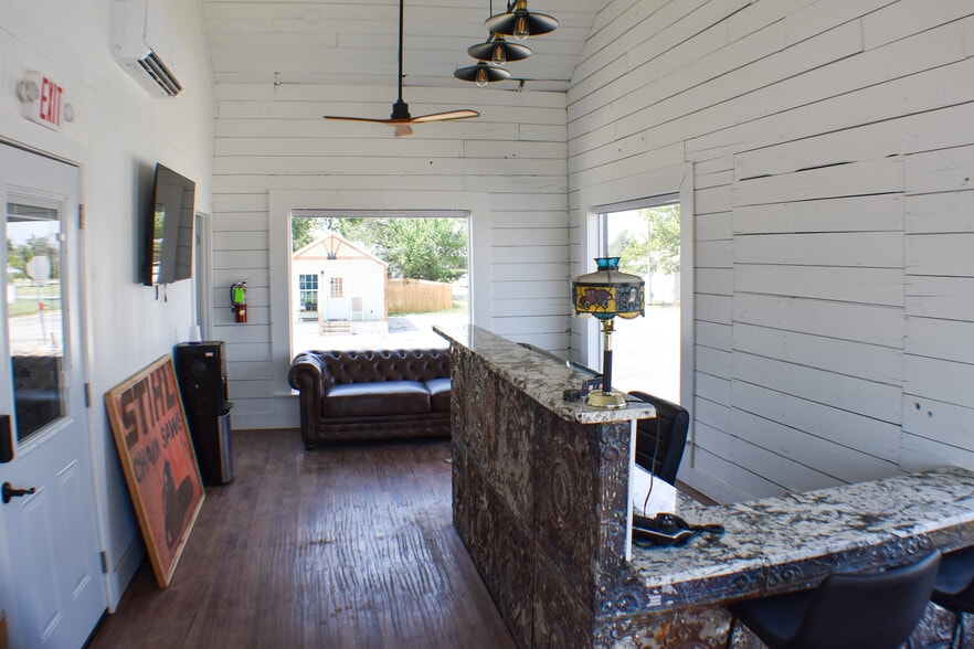 More Photos Of 101 N Mason St, Bowie Warehouse For Sale