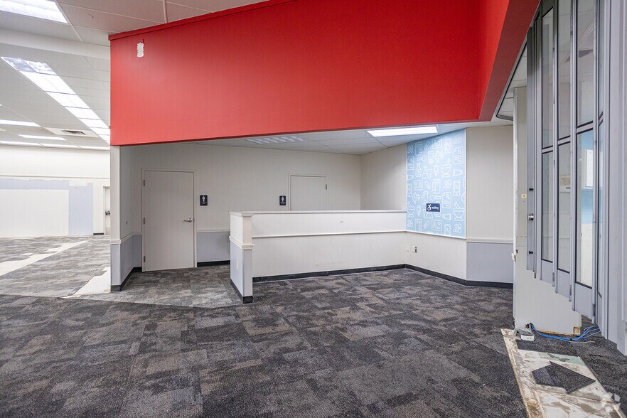 More Photos Of 700 W Main St, Norman Drugstore For Lease