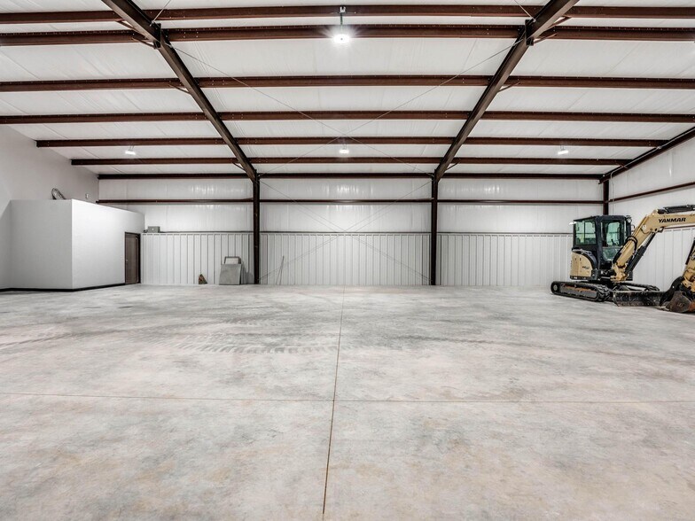 More Photos Of 1736 Red Oak Lane, Guthrie Warehouse For Sale