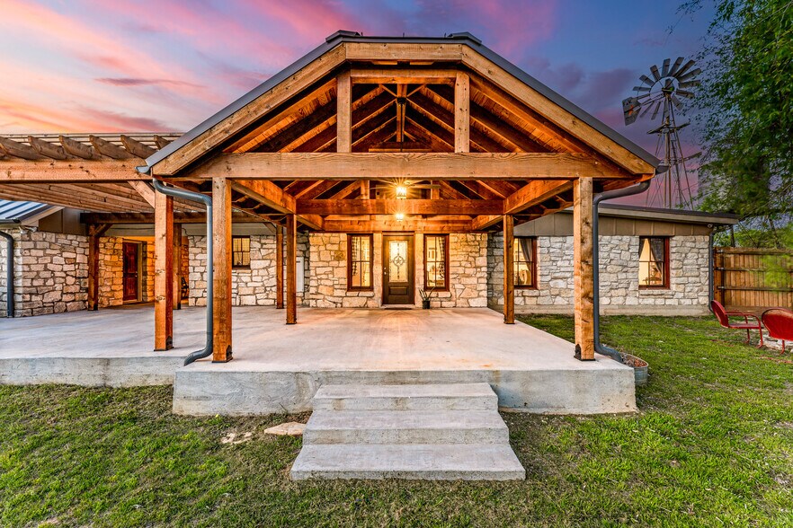 More Photos Of 703 Spring St, Granbury Lodge Meeting Hall For Sale