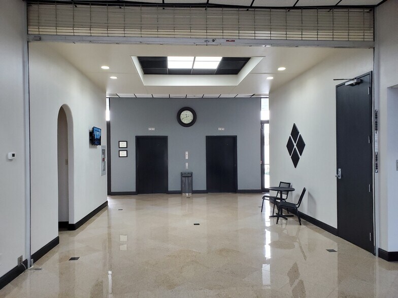 More Photos Of 1110 N Loop 336 W, Conroe Office For Lease
