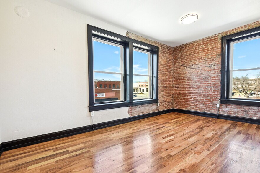 More Photos Of 5 N Park St, Sapulpa Storefront For Lease