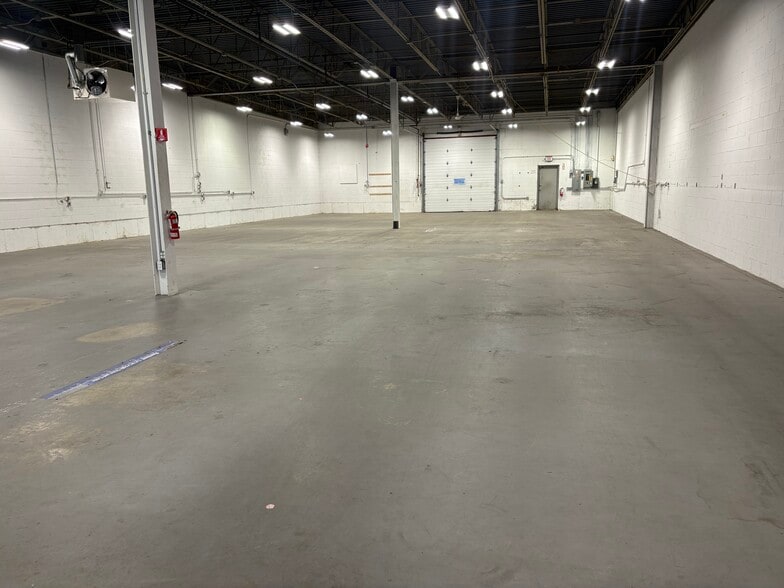 More Photos Of 134 New Boston St, Woburn Warehouse For Lease